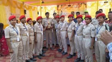 आज दिनांक-28.10.25 को विजय बाबू पोखर स्थित विजय स्पोर्टिंग क्लब के द्वारा छठ पूजा के दौरान उत्कृष्ट विधि-व्यवस्था एवं सुरक्षा प्रबंधन हेतु कटिहार नगर थानाध्यक्ष सहित अन्य पुलिस कर्मियों को सम्मानित किया गया।