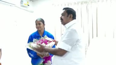 வேளச்சேரி: கிரீன்வேஸ் சாலையில் உள்ள இல்லத்தில் கபடி வீராங்கனை கார்த்திகாவை நேரில் அழைத்து பாராட்டிய ஈபிஎஸ்