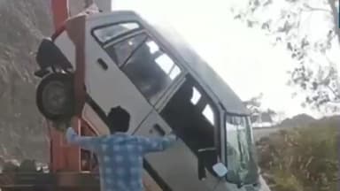 बमसन: बारीं मंदिर के पास लुढ़की कार, हादसे में कार सवार बाल-बाल बचा