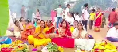 अमड़ापाड़ा: अमड़ापाड़ा में लोक आस्था का महापर्व छठ संपन्न, छठव्रतियों ने उगते सूर्य को दिया अर्घ्य