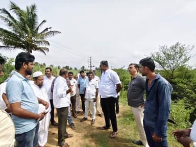 ಸವದತ್ತಿ: ಪಟ್ಟಣದಲ್ಲಿ ಶಿಂಗಾರಕೊಪ್ಪ ಏತ ನೀರಾವರಿ ಯೋಜನೆಯಡಿ ಸೇವಾ ರಸ್ತೆ ಕಾಮಗಾರಿಗೆ ಶಾಸಕ ವಿಶ್ವಾಸ ವೈದ್ಯ ಚಾಲನೆ