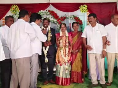 మానవపాడ్: మనోపాడు మండల కేంద్రంలోని జరిగిన వివాహ శుభాకార్యంలో పాల్గొన్న ఎమ్మెల్యే విజేయుడు