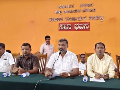 ಸವದತ್ತಿ: ಪಟ್ಟಣದ ಪಂಚಾಯತ್ ಸಭಾ ಭವನದಲ್ಲಿ ಶ್ರೀ ಕನಕದಾಸರ ಜಯಂತಿ ಆಚರಣೆಯ ಕುರಿತು ಪೂರ್ವಭಾವಿ ಸಭೆ ನಡೆಸಿದ ಶಾಸಕ ವಿಶ್ವಾಸ ವೈದ್ಯ