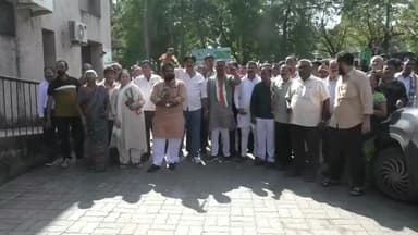 બારડોલી: સુરત જિલ્લામાં ડાંગર ના પાકને નુકસાન થતા હાથ માં આવેલ કોળિયો છીંનવાતા જિલ્લા કોંગ્રેસે બારડોલી પ્રાંત ને આવેદન આપ્યુ