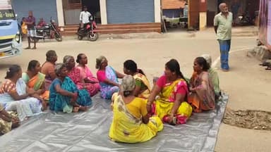 பாப்பிரெட்டிபட்டி: கேத்து ரெட்டிபட்டியில், நூலக கட்டிடம்.தனிநபர் பட்டாசெய்தஅதிகாரிகளை கண்டித்து சாலைமறியல்