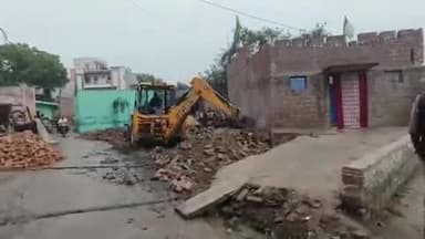 अमृतपुर: अमृतपुर उप जिला अधिकारी के आदेश पर मजार की बाउंड्री वॉल पर चला बुलडोजर, सरकारी जमीन पर हो रहा था अवैध निर्माण