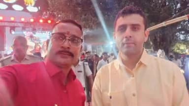 डुमरा: छठ महापर्व पर डीएम रिची पांडे ने मुरलिया चक वार्ड 19 के पोखर घाट का किया निरीक्षण