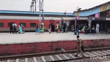 उरई: उरई रेलवे स्टेशन पर यात्री और पुलिसकर्मी उड़ा रहे नियमों की धज्जियां, ओवर ब्रिज होने के बावजूद रेल पटरी को कर रहे पार