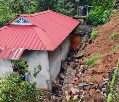 കോഴഞ്ചേരി: പ്രക്കാനം കാളീഘട്ടിൽ റോഡിൻ്റെ സംരക്ഷണ ഭിത്തി ഇടിഞ്ഞ് വീട് ഭാഗികമായി തകർന്നു