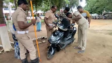 சிங்கம்புனரி: சிங்கம்புணரி தனியார் பள்ளியில் ஆசிரியரின் இருசக்கர வாகனத்திற்குள் புகுந்த கொம்பேறி மூக்கன்