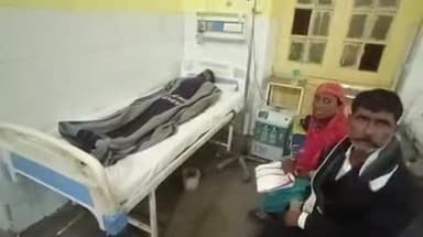 बदायूं: कचहरी चौराहे के निकट जहरखुरानी का शिकार युवक को पुलिस ने जिला अस्पताल में भर्ती कराया