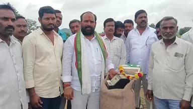 రుద్రంగి: ఐకెపి ఆధ్వర్యంలో వరి ధాన్యం కొనుగోలు కేంద్రం ప్రారంభం: రుద్రంగి మార్కెట్ కమిటీ చైర్మన్ చేలుకల తిరుపతి