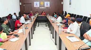 జిల్లా కలెక్టర్ కార్యాలయంలో ముంత తుఫాన్ పై అధికారులతో సమీక్ష సమావేశంలో పాల్గొన్న జిల్లా కలెక్టర్