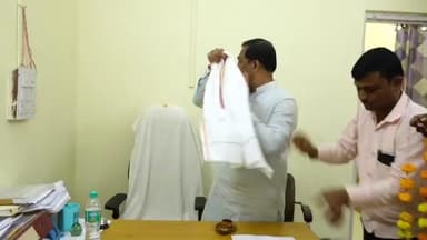 नायगाव-खैरगाव: अन आ. पवार यांनी चक्क तहसीलदारांच्या खुर्चीला टोपी दस्तीचा आहेर चढवला, व्हीडिओ व्हायरल