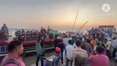 পশ্চিম যোৰহাট: ব্ৰহ্মপুত্ৰ আৱদ্ধ যাত্ৰীবাহী ফেৰী , ফেৰী খনত আছিল অৰ্ধ শতাধিক যাত্ৰী , চাৰি চকীয়া আৰু দুচকীয়া বাহন