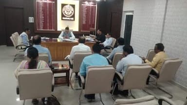 बदायूं: बदायूं के जिलाधिकारी ने कलेक्टरेट कार्यालय में चकबंदी के कार्यों की की समीक्षा