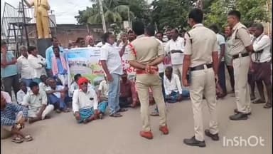 చిగురుమామిడి: దాన్యం కోనుగోలు కేంద్రానికి స్థలం కేటాయించాలని బొమ్మనపల్లి అంబేద్కర్ చౌరస్తా వద్ద రైతుల రాస్తారోకో