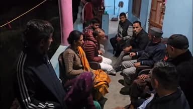 गरुड़: कौलाग गांव निवासी मर्चेंट नेवी में कार्यरत नंदन सिंह दोसाद के परिजनों से मुलाकात करने पहुंचे क्षेत्रीय जनप्रतिनिधि