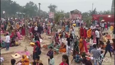 निचलौल: ठूठीबारी में चंदन नदी घाट पर महिलाओं ने उगते सूर्य को अर्घ्य दिया