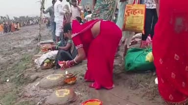 गाज़ीपुर: गाजीपुर के साईं घाट पर किन्नरों ने निभाया आस्था का निर्जला व्रत, जजमानों की खुशहाली के लिए मांगा वरदान