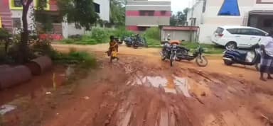 ஸ்ரீரங்கம்: மணிகண்டன் யூனியன் அலுவலகத்தில் செயல்படும் திருமலை சமுத்திரம் ரேஷன் கடை சாலை மழையால் சேதம்