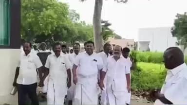 திருச்சுழி: இளையூர் கம்பிக்குடி கால்வாயில் வைகை உபரி நீரை திறந்து விட வலியுறுத்தி அதிமுக சார்பில் பொதுப்பணித்துறை அலுவலக மனு அளிக்கப்பட்டது