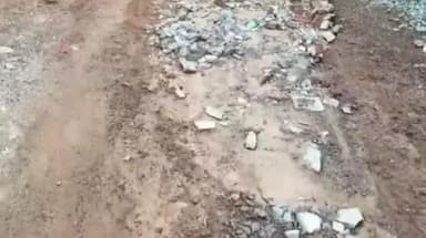 திருவெறும்பூர்: சூரியன் உள்ளிட்ட பல கிராமங்களை இணைக்கும் சாலையில் சிதிலம் அடைந்துள்ளது மாவட்ட நிர்வாகம் கவனம் செலுத்தி சாலை அமைக்க மக்கள் கோரிக்கை