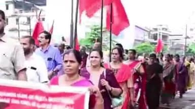 ഹൊസ്ദുർഗ്: എൻ ആർ ഇ ജി വർക്കേഴ്സ് യൂണിയൻ കാഞ്ഞങ്ങാട് ഹെഡ്പോസ്റ്റോഫീസിലേക്ക് മാർച്ചും ധർണ്ണയും നടത്തി