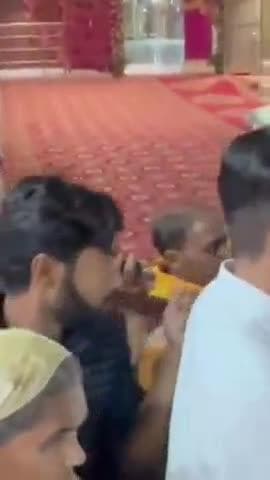 सिकराय: मेहंदीपुर बालाजी में भक्तों की लंबी कतारें, हजारों श्रद्धालुओं के पहुंचने से मंदिर परिसर खचाखच भरा