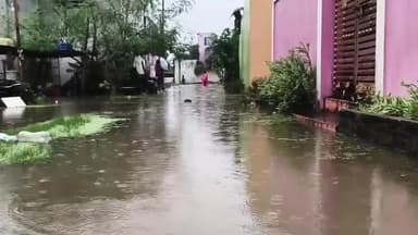 திருவள்ளூர்: பட்டரைப்பெரும்புதூரில் பழங்குடியினர் குடியிருப்பில் சூழ்ந்த மழை நீர் மக்கள் அவதி