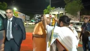 திருப்பூர் தெற்கு: இந்திய துணை ஜனாதிபதி திருப்பூர் குமரன் நினைவகத்தில் குமரன் சிலைக்கு மாலை அணிவித்து மரியாதை செலுத்தினார்