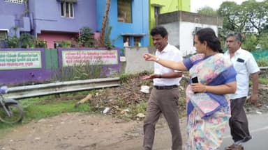 காஞ்சிபுரம்: திருப்பதி குன்றம் சாலை ஓட்டியுள்ள மழை நீர் கால்வாய் தூர்வாரும் பணியினை மாநகராட்சி மேயர் ஆய்வு செய்தார்