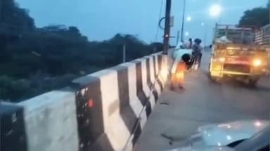 அரூர்: மொரப்பூர் ரயில்வே மேம்பாலத்தில் இருசக்கர வாகனங்கள் மோதி விபத்து