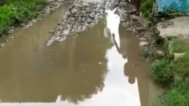 कोरांव: कोरांव तहसील क्षेत्र में कहीं दलदल में तो कहीं गड्ढों में गुम हो गई पीडब्ल्यूडी की सड़कें