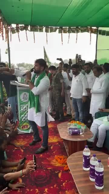 Tejashwi Yadav के मंच पर Khesari Lal Yadav,भीड़ ने तोड़ दिए सब रिकॉर्ड फिर दिया तगड़ा भाषण | Headlines Nation #TejashwiYadav #KhesariLalYadav #ChapraVidhansabha #biharnewslive #biharnewstoday #BiharNewsHindi #biharelection2025 #biharnewsupdat