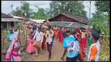 सुरगाणा: मोहदांड येथे स्वप्नातील गाव अभियानांतर्गत आलेल्या मान्यवरांचे पारंपरिक पद्धतीने करण्यात आले स्वागत