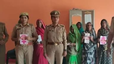 कोरांव: जोरवट के पाठकपुर गांव में मिशन शक्ति पेज 5.0 अभियान के तहत खीरी पुलिस टीम ने महिलाओं और बालिकाओं को जागरूक किया