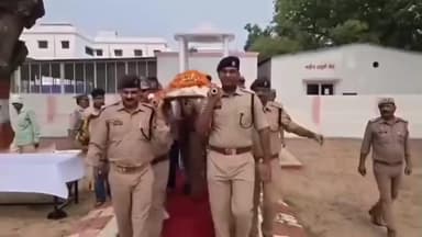 आज़मगढ़: ड्यूटी के दौरान वर्दी धारी योद्धा ने निभाई अंतिम जिम्मेदारी, चंदौली जनपद के वीरेंद्र आस्था के दिन चला गया सच्चा कर्मवीर