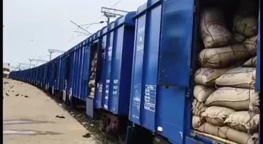 நாகப்பட்டினம்: ரயில் நிலையத்திலிருந்து அரவைக்காக திருச்சி மற்றும் திருவண்ணாமலைக்கு இரண்டு ரயில் மூலம் நான்காயிரம் மெட்ரிக் டன் நெல் மூட்டைகள் அனுப்பி வைக்கப்பட்டது