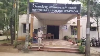 ರಟ್ಟೀಹಳ್ಳಿ: ಪಟ್ಟಣದಲ್ಲಿ ಗೂಡ್ಸ ವಾಹನಕ್ಕೆ ಬೆಂಕಿ;ಪ್ರಕರಣ ದಾಖಲು