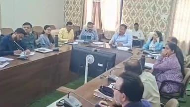 देवास: अवैध दस्तावेजों से EWS, BPL सर्टिफिकेट बनाने वालों पर हो कार्रवाई: कलेक्टर कार्यालय में बैठक