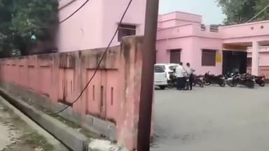 आज़मगढ़: जिला अस्पताल के प्रांगण में फेंकी गई एक्सपायरी दवाइयां, जिम्मेदार बोलने से कस रहे किनारा, स्वच्छता अभियान की धज्जियां उड़ी