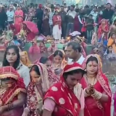 नीमराना: नीमराना में पूर्वांचलवासियों ने उगते सूर्य को अर्घ्य देकर छठ महापर्व का समापन किया, सुख-सौभाग्य की कामना की