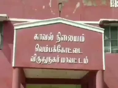 வெம்பக்கோட்டை: இரவார் பட்டி பகுதியில் போலீசார் ரோந்து பணி ஈடுபட்ட போது வீட்டில் வைத்து அரசு அனுமதி இல்லாமல் மது விற்பனை செய்து கொண்டிருந்தவர் மீது வழக்கு