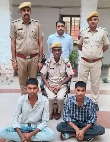 पुलिस थाना प्रतापनगर जोधपुर पश्चिम द्वारा चाकुबाजी की घटना में वांछित दो अभियुक्तगण गिरफ्तार।
मुलजिमान राहुल व मंगल पंवार गिरफ्तार ।