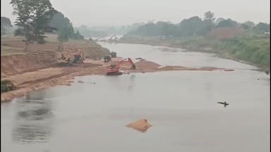 बरही: सুতरी की उरार नदी में बेखौफ रेत का अवैध उत्खनन, प्रतिबंध के बावजूद रेत माफिया निकाल रहे रेत