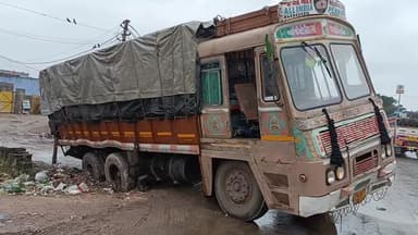 લખતર: લખતર હાઈવે પર સિસી રોડ ના અધુરા કામને લઈ ટ્રક ફસાઈ