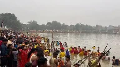 बिक्रमगंज: बिक्रमगंज प्रखंड क्षेत्र में उगते सूर्य को अर्घ्य अर्पित कर लोक आस्था का पर्व छठ हुआ संपन्न