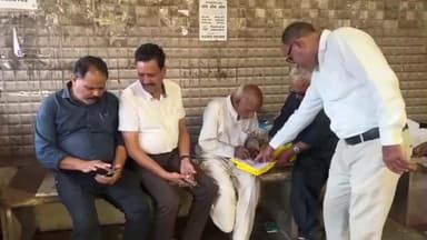 खातेगांव: वरिष्ठ नागरिक सेवा जन कल्याण के पदाधिकारी ने एक बुजुर्ग को वृद्धाश्रम देवास पहुंचाया