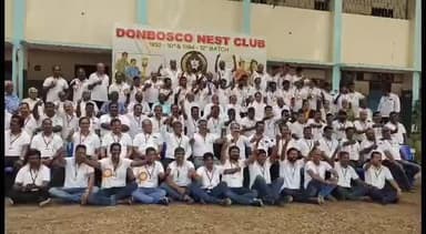 பெரம்பூர்: பெரம்பூர் பல்லவன் சாலையில் உள்ள டான்பாஸ்கோ பள்ளியில் 1992 94 ஆம் ஆண்டு பத்தாம் வகுப்பு பயின்ற மாணவர்கள் ஒன்று சந்திப்பு நிகழ்வு நடைபெற்றது